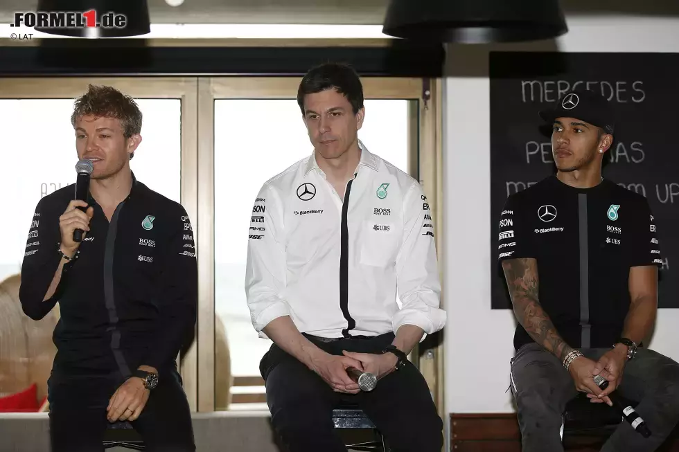 Foto zur News: Nico Rosberg (Mercedes), Toto Wolff und Lewis Hamilton (Mercedes)