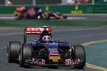 Foto zur News: Carlos Sainz jun. (Toro Rosso), dahinter Teamkollege Max Verstappen