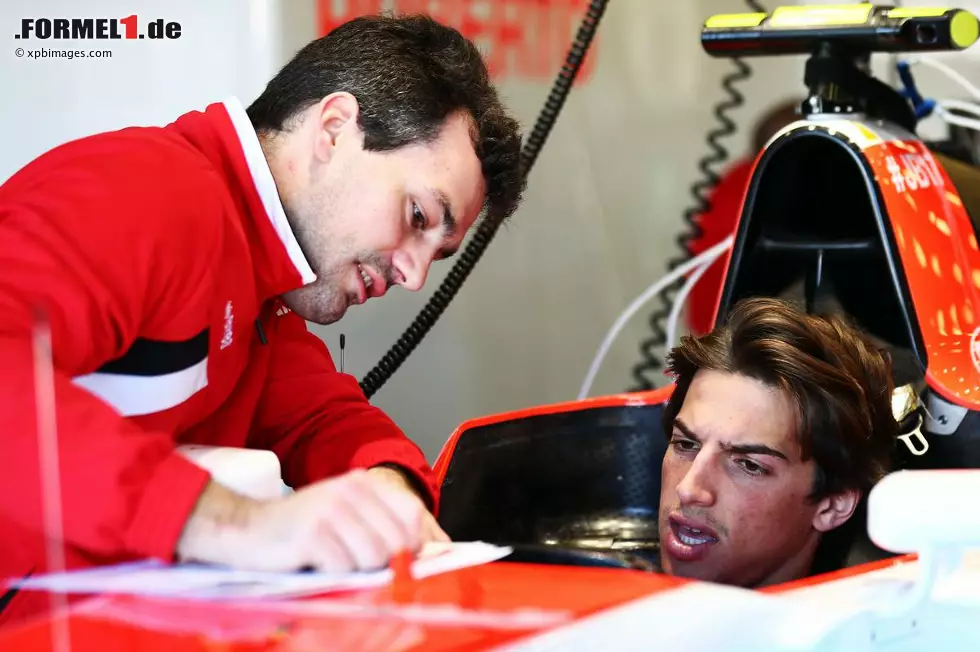 Foto zur News: Roberto Merhi (Manor Marussia) sitzt bereits im Auto