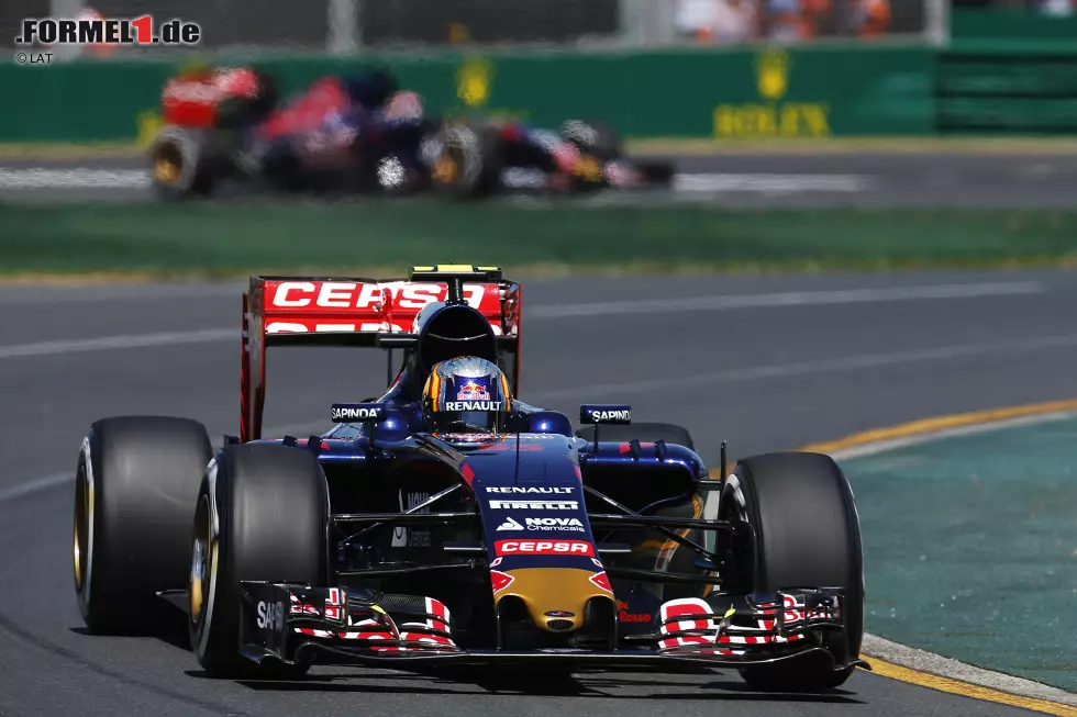 Foto zur News: Carlos Sainz jun. (Toro Rosso), dahinter Teamkollege Max Verstappen