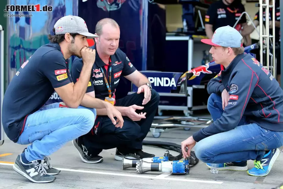 Foto zur News: Carlos Sainz jun. (Toro Rosso) und Max Verstappen (Toro Rosso)