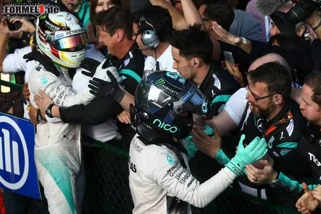 Foto zur News: Lewis Hamilton und Nico Rosberg (Mercedes AMG Petronas Formula One Team)