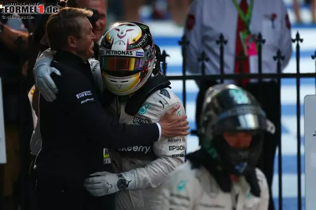 Foto zur News: Lewis Hamilton und Nico Rosberg (Mercedes AMG Petronas Formula One Team)