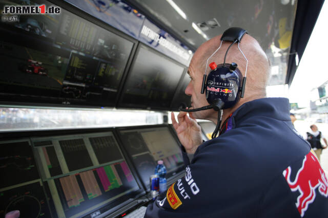 Foto zur News: Neben ihm sitzt Chefdesigner Adrian Newey. Er steht seit 2006 in Diensten der Bullen.