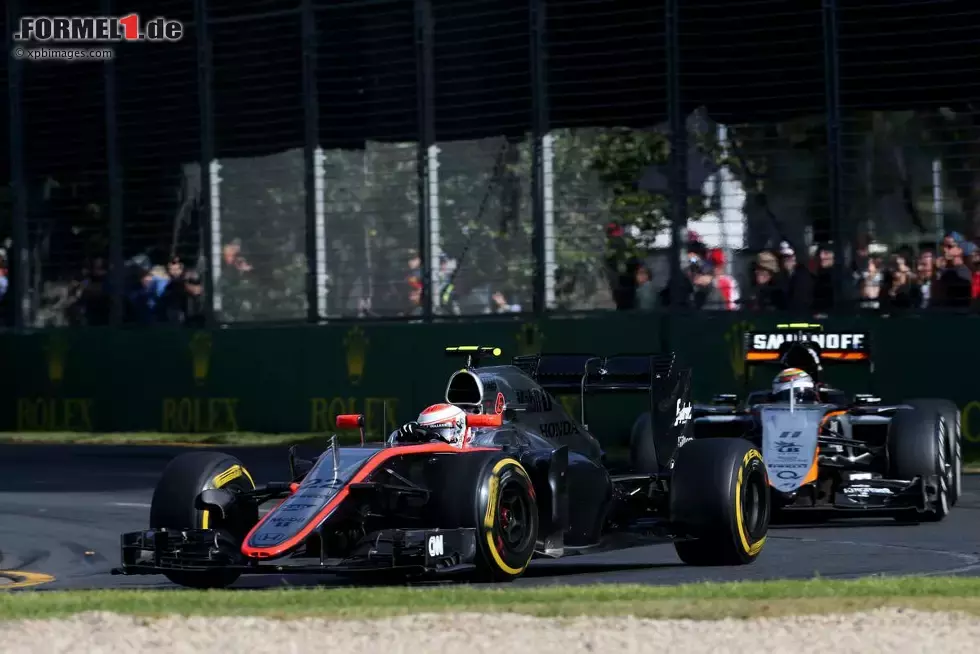 Foto zur News: Jenson Button (McLaren) und Sergio Perez (Force India)