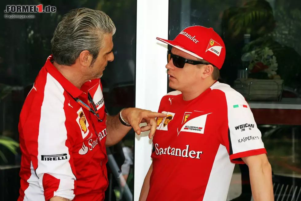 Foto zur News: Maurizio Arrivabene und Kimi Räikkönen (Ferrari)