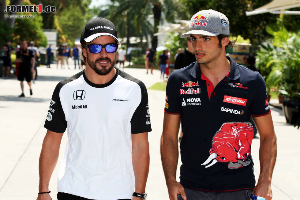 Foto zur News: Fernando Alonso (McLaren) und Carlos Sainz jun. (Toro Rosso)