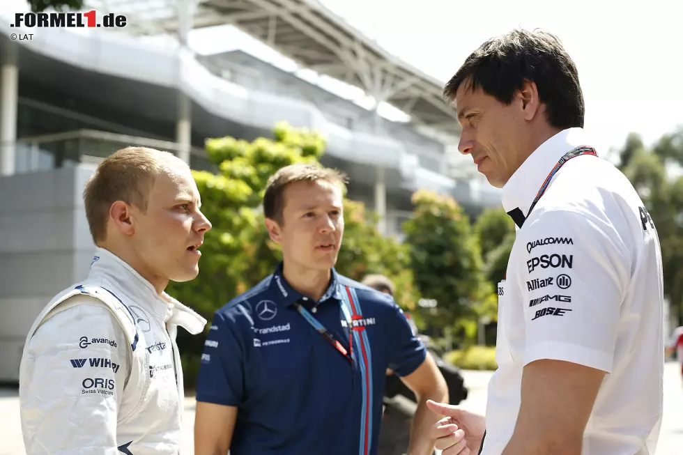 Foto zur News: Valtteri Bottas (Williams) und Toto Wolff