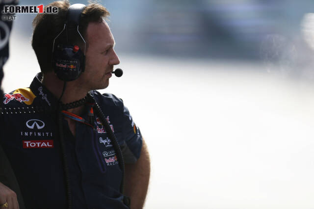 Foto zur News: Teamchef Christian Horner nimmt neben Newey Platz und steht mit beiden Fahrern in Kontakt.