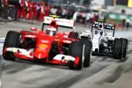 Foto zur News: Valtteri Bottas (Williams) und Kimi Räikkönen (Ferrari)