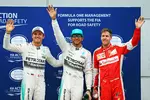 Foto zur News: Nico Rosberg (Mercedes), Lewis Hamilton (Mercedes) und Sebastian Vettel (Ferrari)