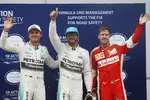 Foto zur News: Lewis Hamilton (Mercedes), Sebastian Vettel (Ferrari) und Nico Rosberg (Mercedes)