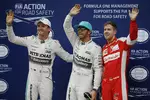 Foto zur News: Lewis Hamilton (Mercedes), Sebastian Vettel (Ferrari) und Nico Rosberg (Mercedes)