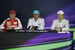 Foto zur News: Lewis Hamilton (Mercedes), Sebastian Vettel (Ferrari) und Nico Rosberg (Mercedes)