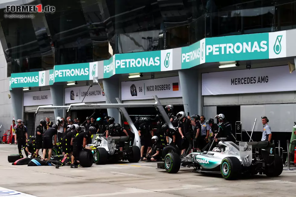 Foto zur News: Nico Rosberg (Mercedes) und Lewis Hamilton (Mercedes)