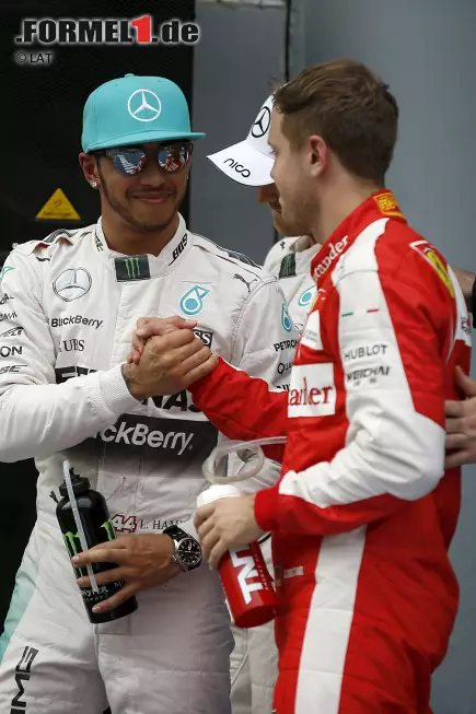 Foto zur News: Sebastian Vettel (Ferrari) und Lewis Hamilton (Mercedes)