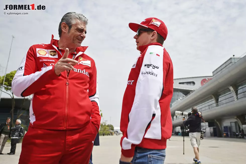 Foto zur News: Maurizio Arrivabene und Kimi Räikkönen (Ferrari)