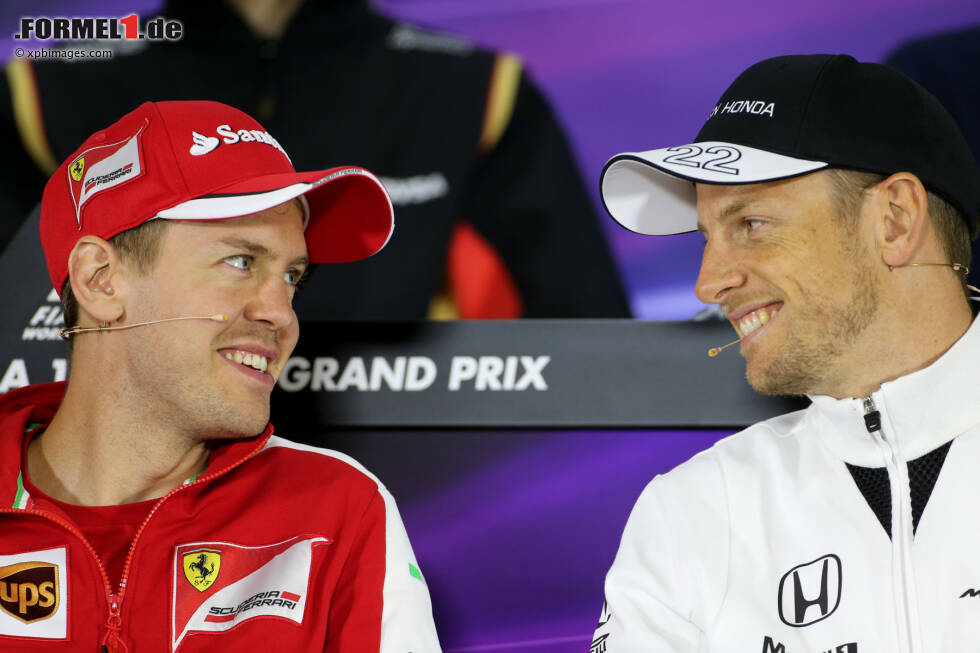 Foto zur News: Sebastian Vettel (Ferrari) und Jenson Button (McLaren)