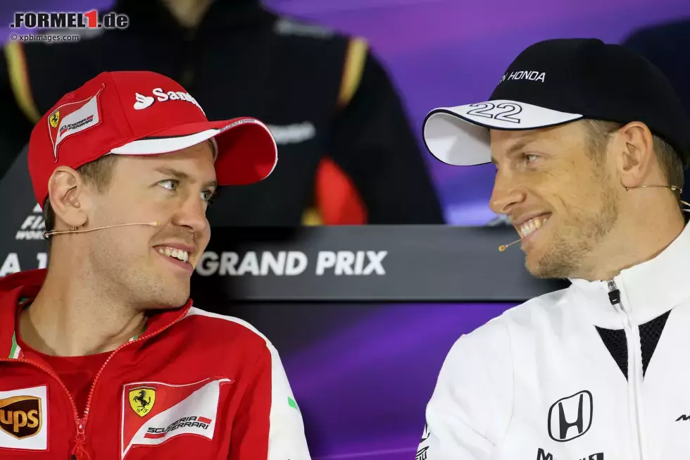 Foto zur News: Sebastian Vettel (Ferrari) und Jenson Button (McLaren)