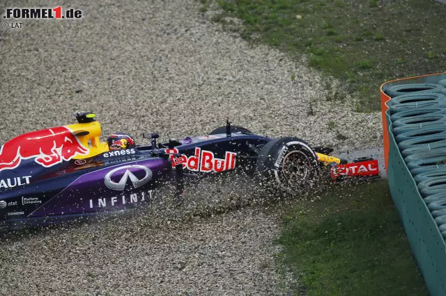 Foto zur News: Daniil Kwjat landete in den Reifenstapeln. Vorausgegangen war ein Bremsdefekt, zu erkennen an Rauchentwicklung am Hinterrad. Der Russe fuhr etwas zu forsch an die Box zurück. Am Ende landete der Red-Bull-Fahrer mit 1,518 Sekunden Rückstand auf Position sechs