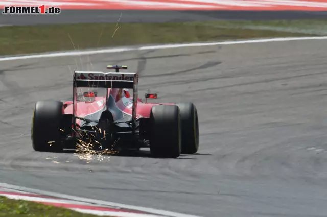 Foto zur News: Kimi Räikkönen hinkte hingegen Teamkollege Vettel deutlicher hinterher. Auf dem sechsten Rang liegend fehlten dem Finnen 1,450 Sekunden auf die Bestmarke