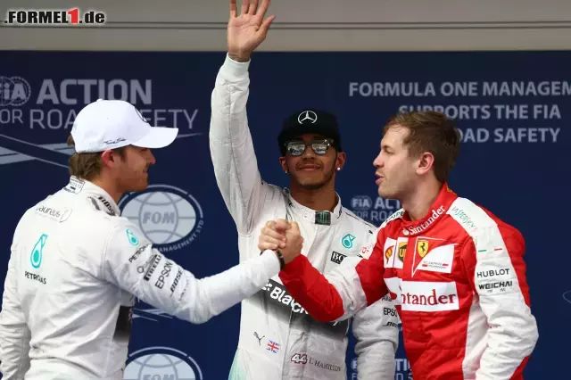 Foto zur News: Lewis Hamilton jubelt, Sebastian Vettel gratuliert Nico Rosberg