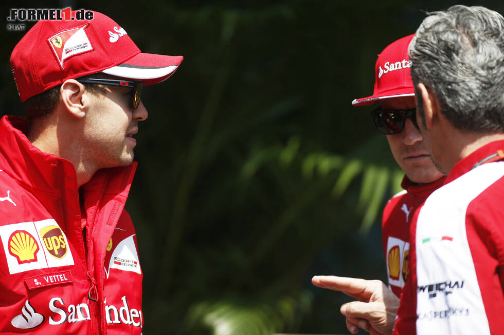 Foto zur News: Sebastian Vettel (Ferrari), Kimi Räikkönen (Ferrari) und Maurizio Arrivabene