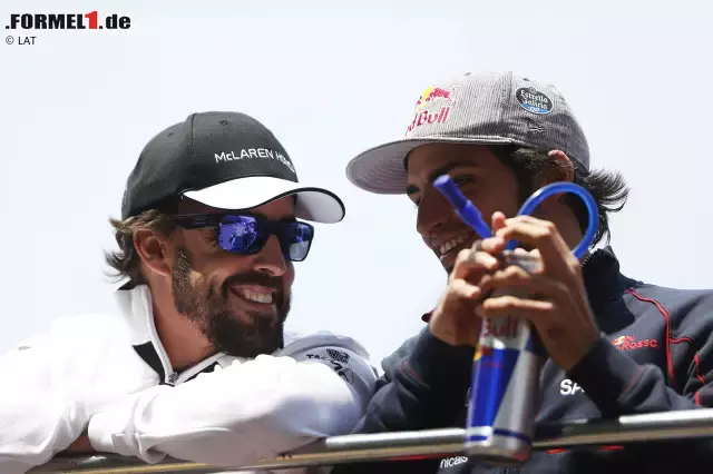 Foto zur News: Fernando Alonso und Carlos Sainz