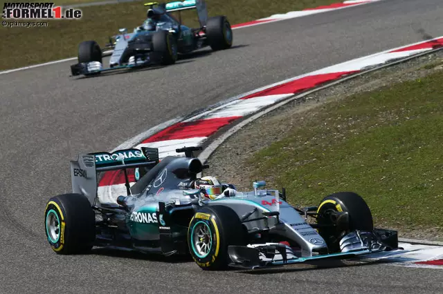 Foto zur News: Nico Rosberg und Lewis Hamilton (Mercedes AMG Petronas Formula One Team)