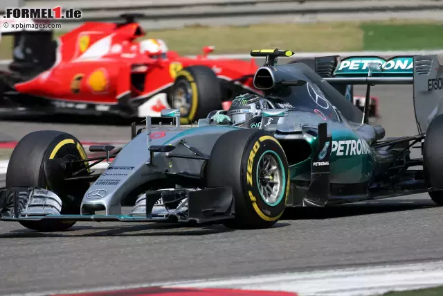 Foto zur News: Nico Rosberg vor Sebastian Vettel