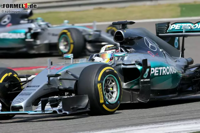 Foto zur News: Lewis Hamilton und Nico Rosberg (Mercedes AMG Petronas Formula One Team)