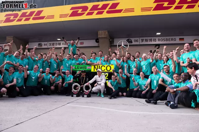 Foto zur News: Lewis Hamilton und Nico Rosberg mit dem Team