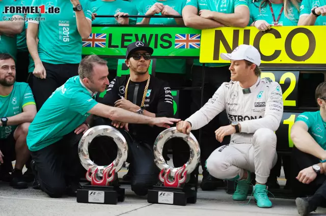 Foto zur News: Lewis Hamilton und Nico Rosberg mit dem Team