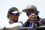 Foto zur News: Fernando Alonso (McLaren) und Carlos Sainz (Toro Rosso)