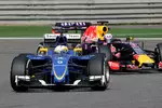 Foto zur News: Marcus Ericsson (Sauber) und Daniel Ricciardo (Red Bull)