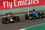 Foto zur News: Daniel Ricciardo (Red Bull) und Marcus Ericsson (Sauber)