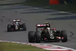 Foto zur News: Pastor Maldonado (Lotus) und Romain Grosjean (Lotus)