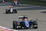 Foto zur News: Felipe Nasr (Sauber) und Sergio Perez (Force India)