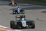 Foto zur News: Sergio Perez (Force India) und Marcus Ericsson (Sauber)