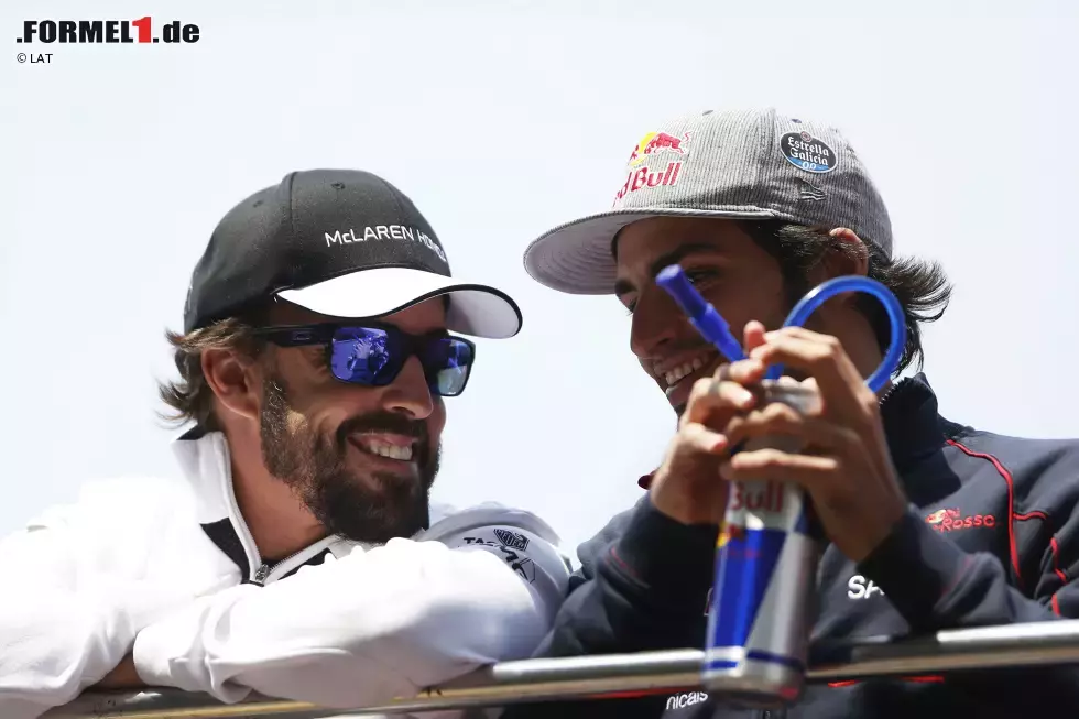 Foto zur News: Fernando Alonso (McLaren) und Carlos Sainz (Toro Rosso)