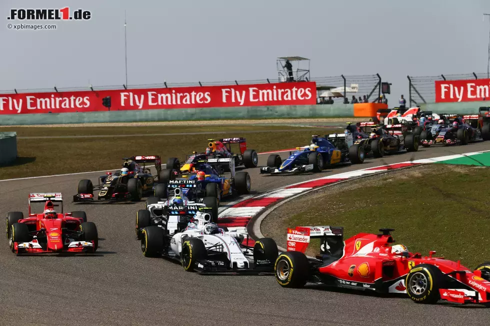 Foto zur News: Sebastian Vettel (Ferrari) und Valtteri Bottas (Williams)