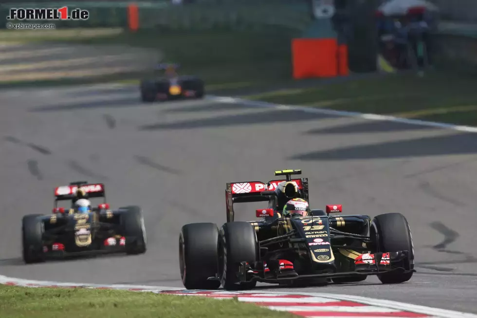 Foto zur News: Pastor Maldonado (Lotus) und Romain Grosjean (Lotus)