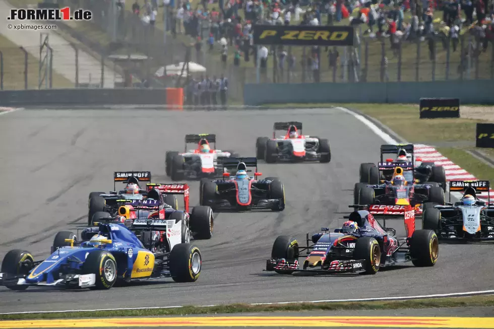 Foto zur News: Max Verstappen (Toro Rosso) und Marcus Ericsson (Sauber)