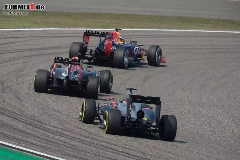 Foto zur News: Daniil Kwjat (Red Bull), Daniel Ricciardo (Red Bull) und Fernando Alonso (McLaren)