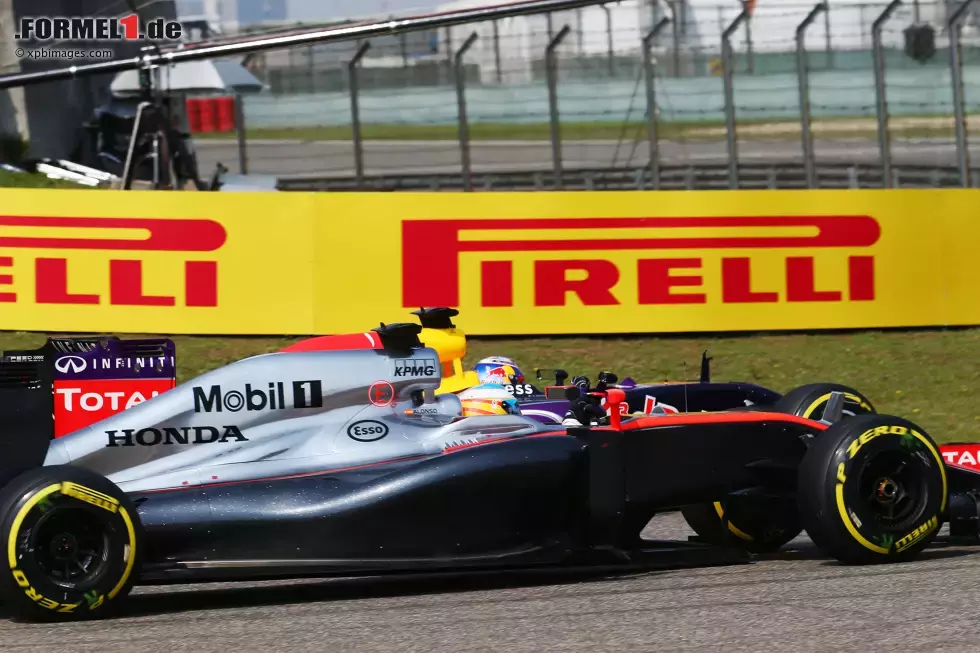 Foto zur News: Fernando Alonso (McLaren) und Daniel Ricciardo (Red Bull)