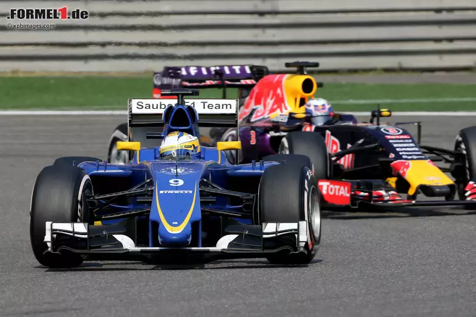 Foto zur News: Marcus Ericsson (Sauber) und Daniel Ricciardo (Red Bull)