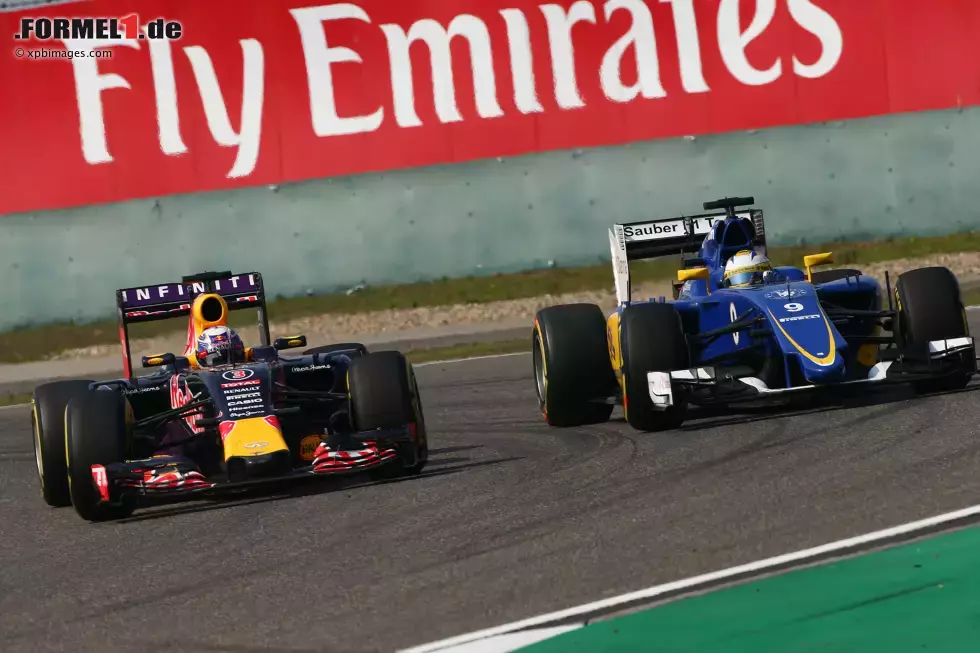 Foto zur News: Daniel Ricciardo (Red Bull) und Marcus Ericsson (Sauber)