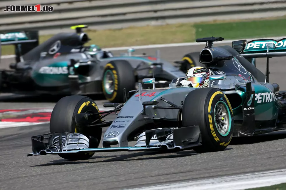 Foto zur News: Nico Rosberg und Lewis Hamilton (Mercedes AMG Petronas Formula One Team)