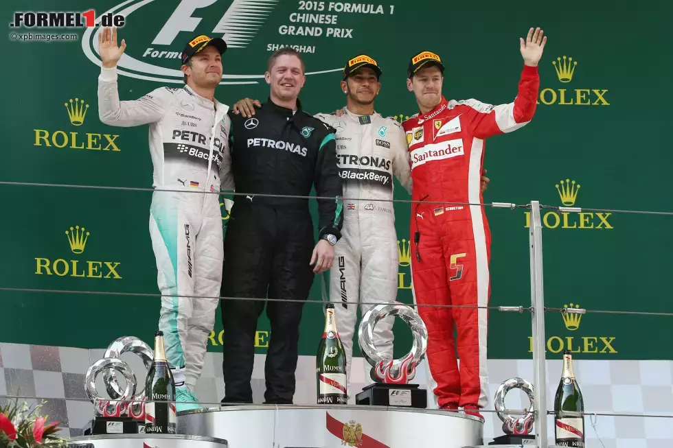 Foto zur News: Nico Rosberg (Mercedes), Lewis Hamilton (Mercedes) und Sebastian Vettel (Ferrari)