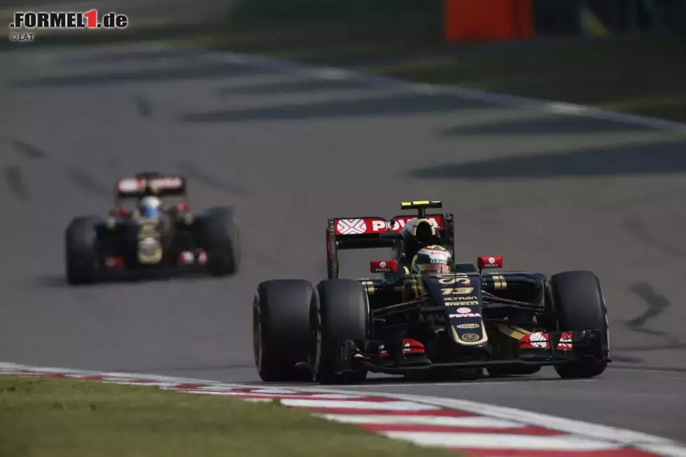 Foto zur News: Pastor Maldonado (Lotus) und Romain Grosjean (Lotus)